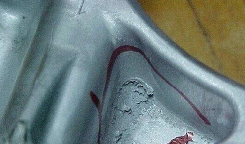 鋁壓鑄過程中鑄件表面上會有摩擦燒蝕的情況是怎么回事？